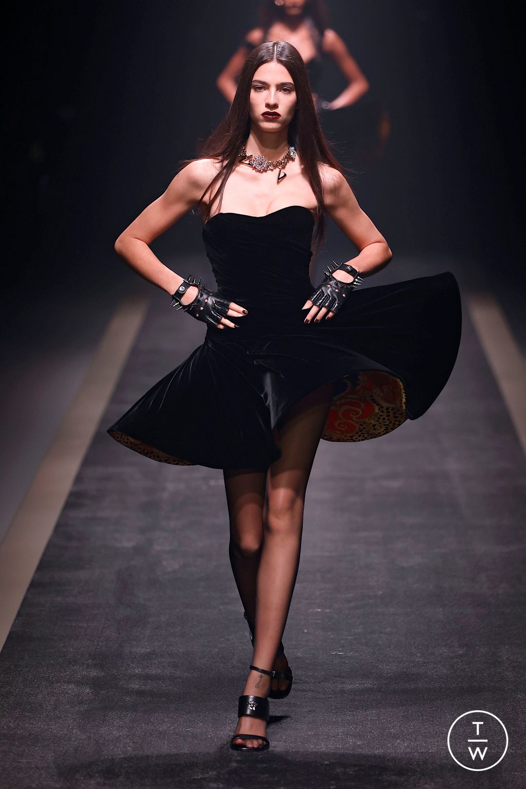 Fashion Week Milan Fall/Winter 2025 look 68 from the Versace collection womenswear