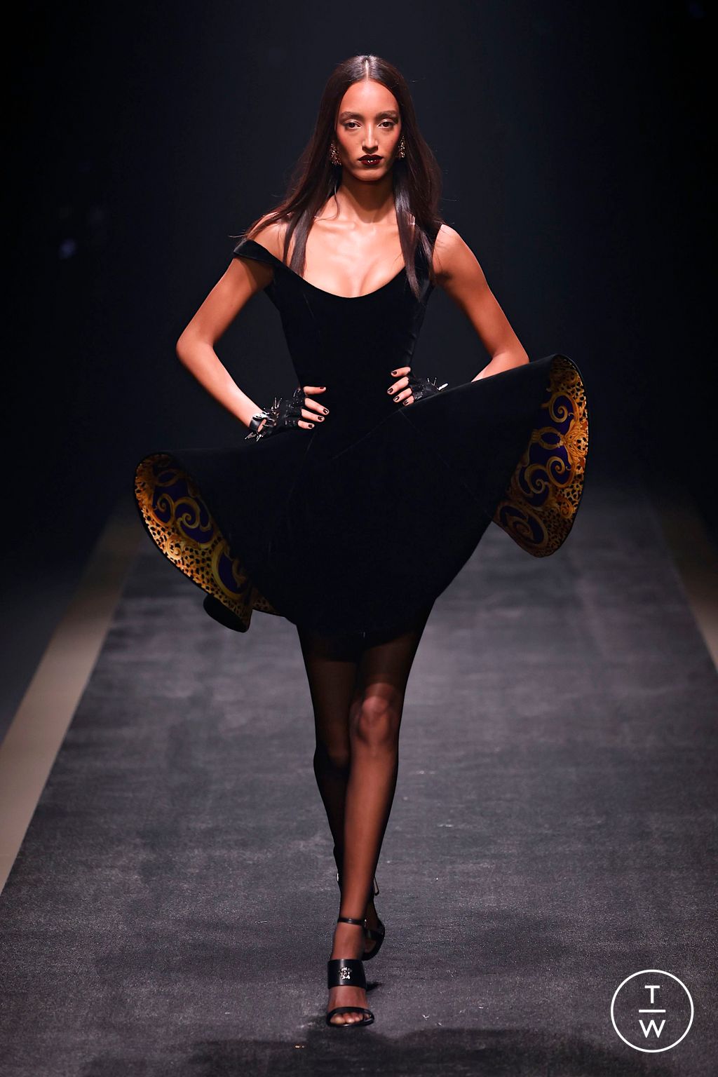 Fashion Week Milan Fall/Winter 2025 look 69 from the Versace collection womenswear