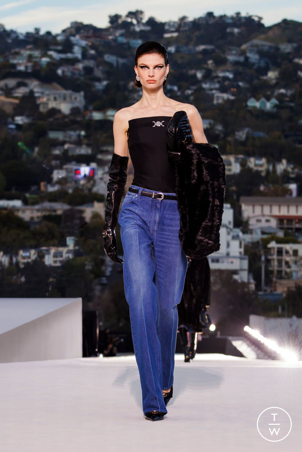 Fashion Week Milan Fall/Winter 2023 look 10 from the Versace collection womenswear