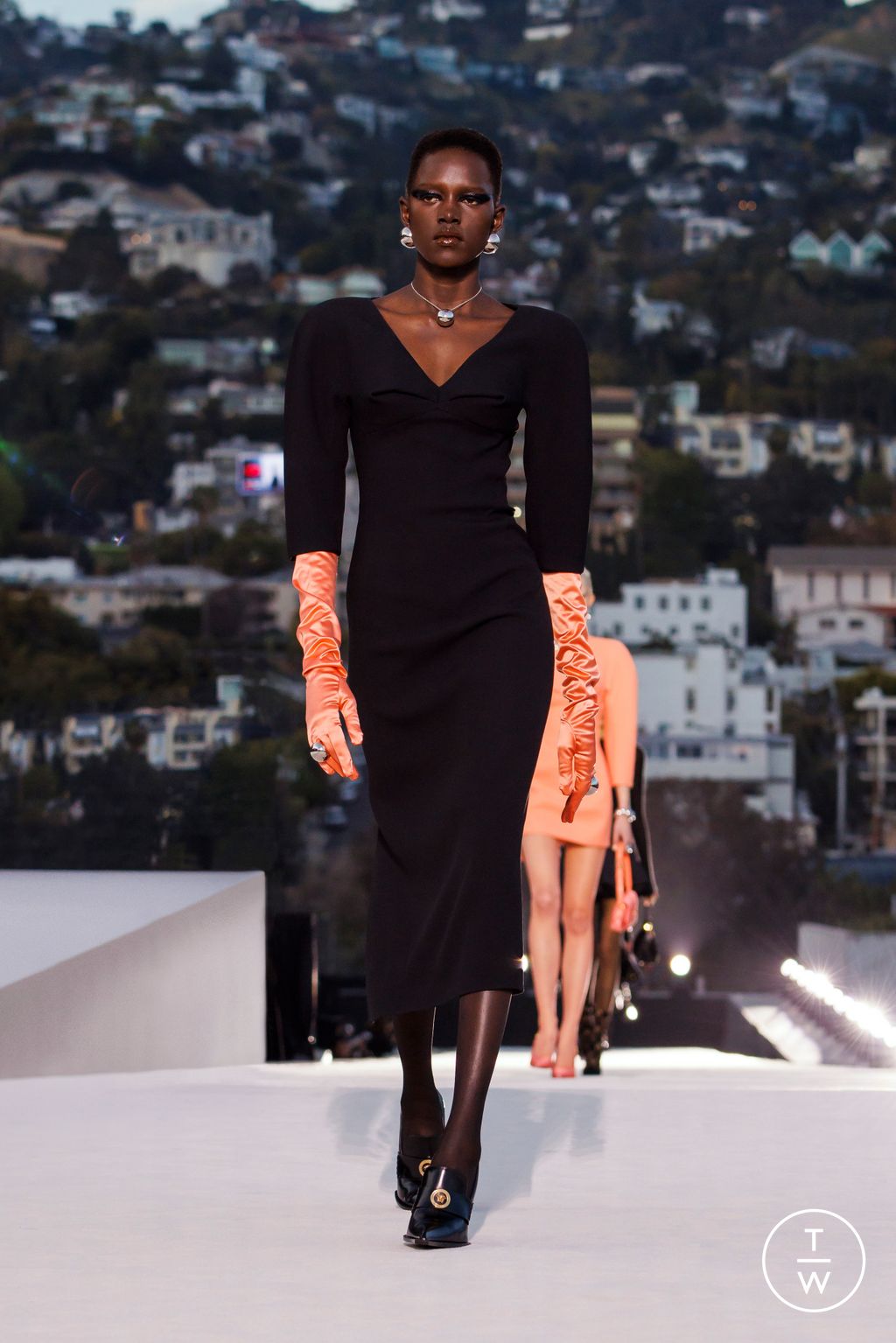 Fashion Week Milan Fall/Winter 2023 look 14 from the Versace collection womenswear