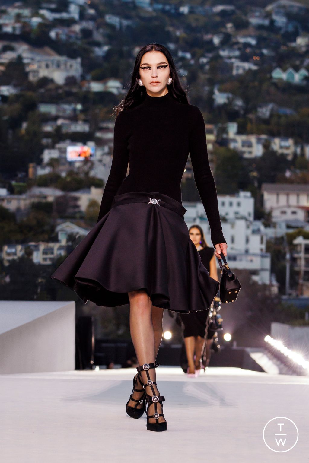 Fashion Week Milan Fall/Winter 2023 look 17 de la collection Versace womenswear