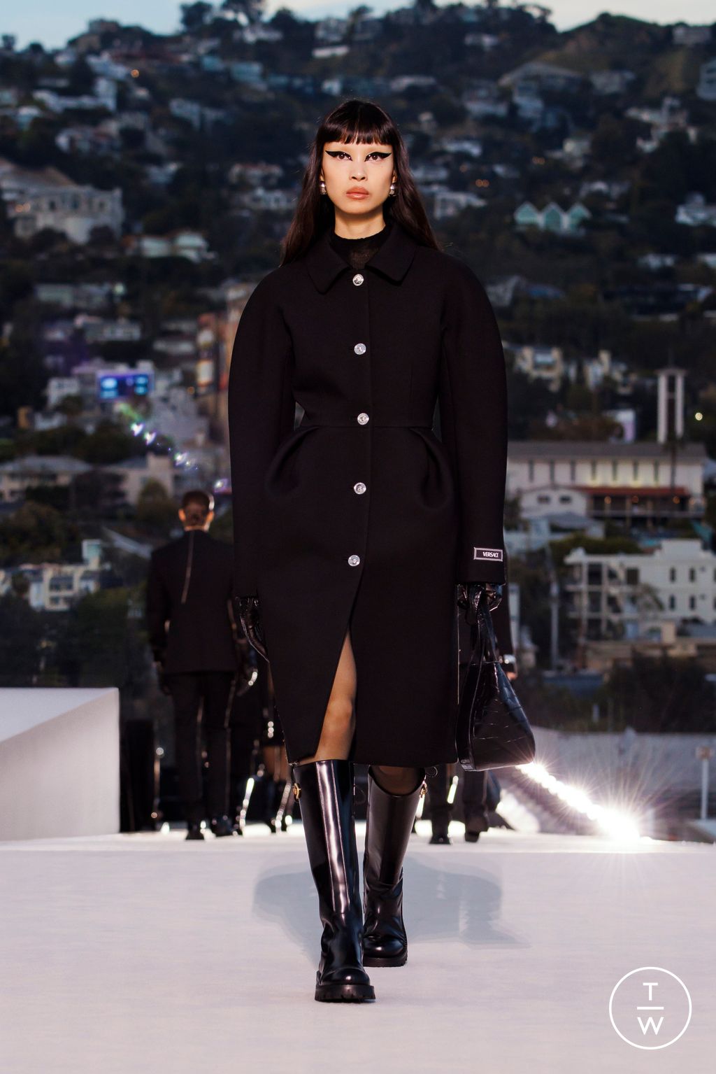 Fashion Week Milan Fall/Winter 2023 look 22 from the Versace collection womenswear