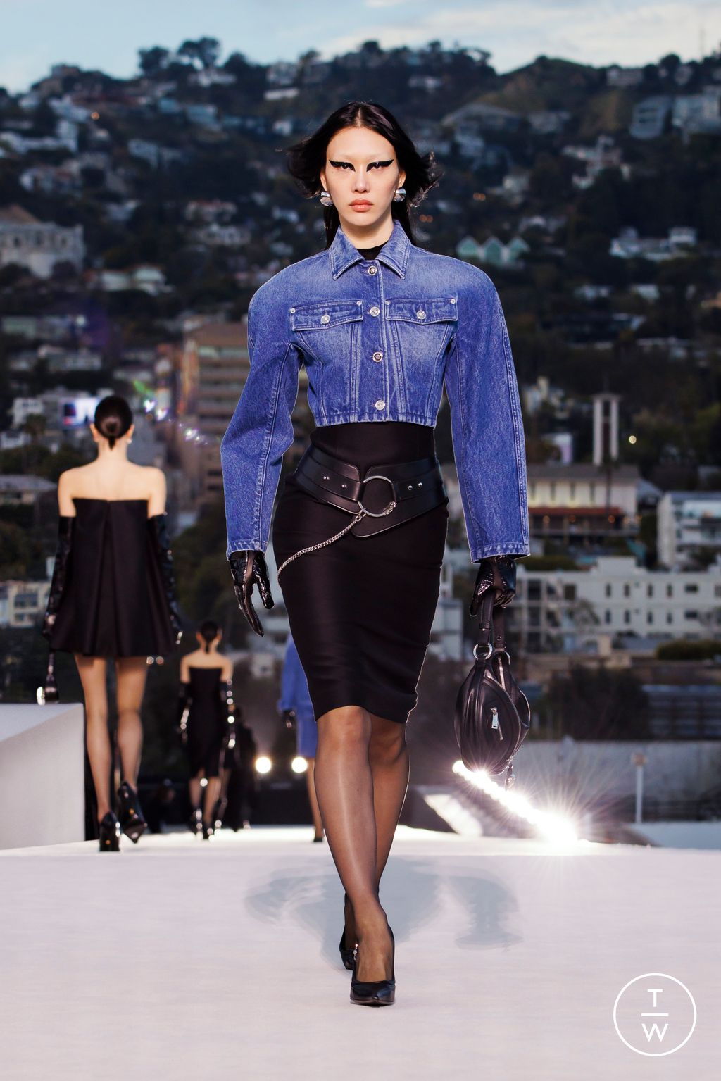 Fashion Week Milan Fall/Winter 2023 look 27 from the Versace collection womenswear