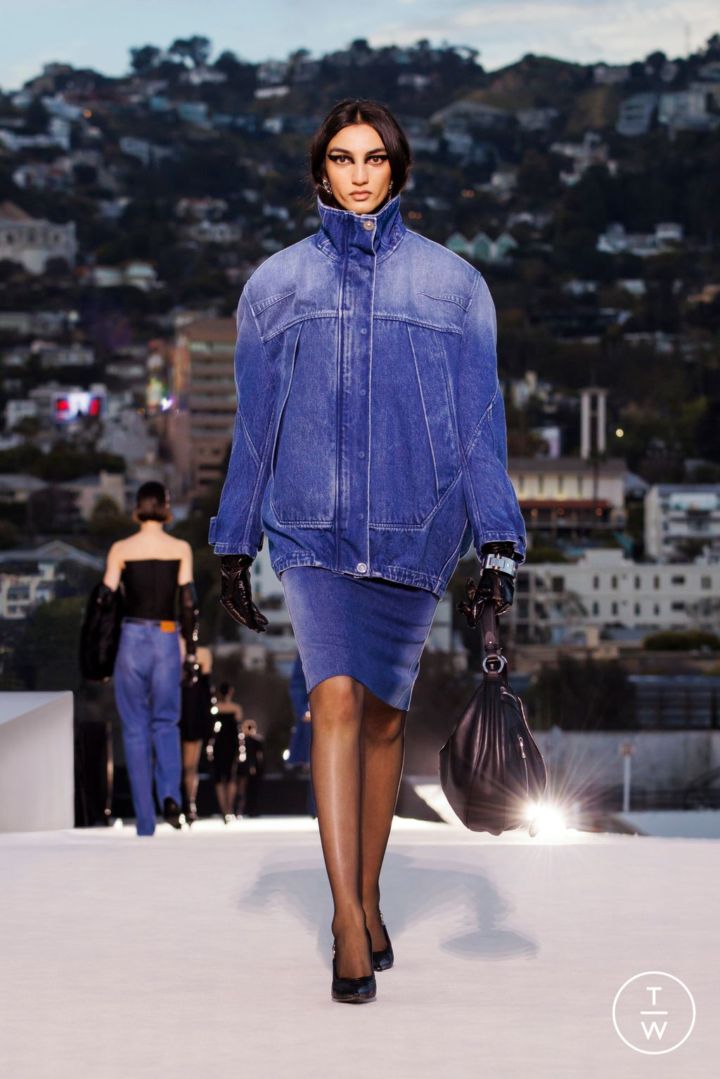 Fashion Week Milan Fall/Winter 2023 look 28 de la collection Versace womenswear
