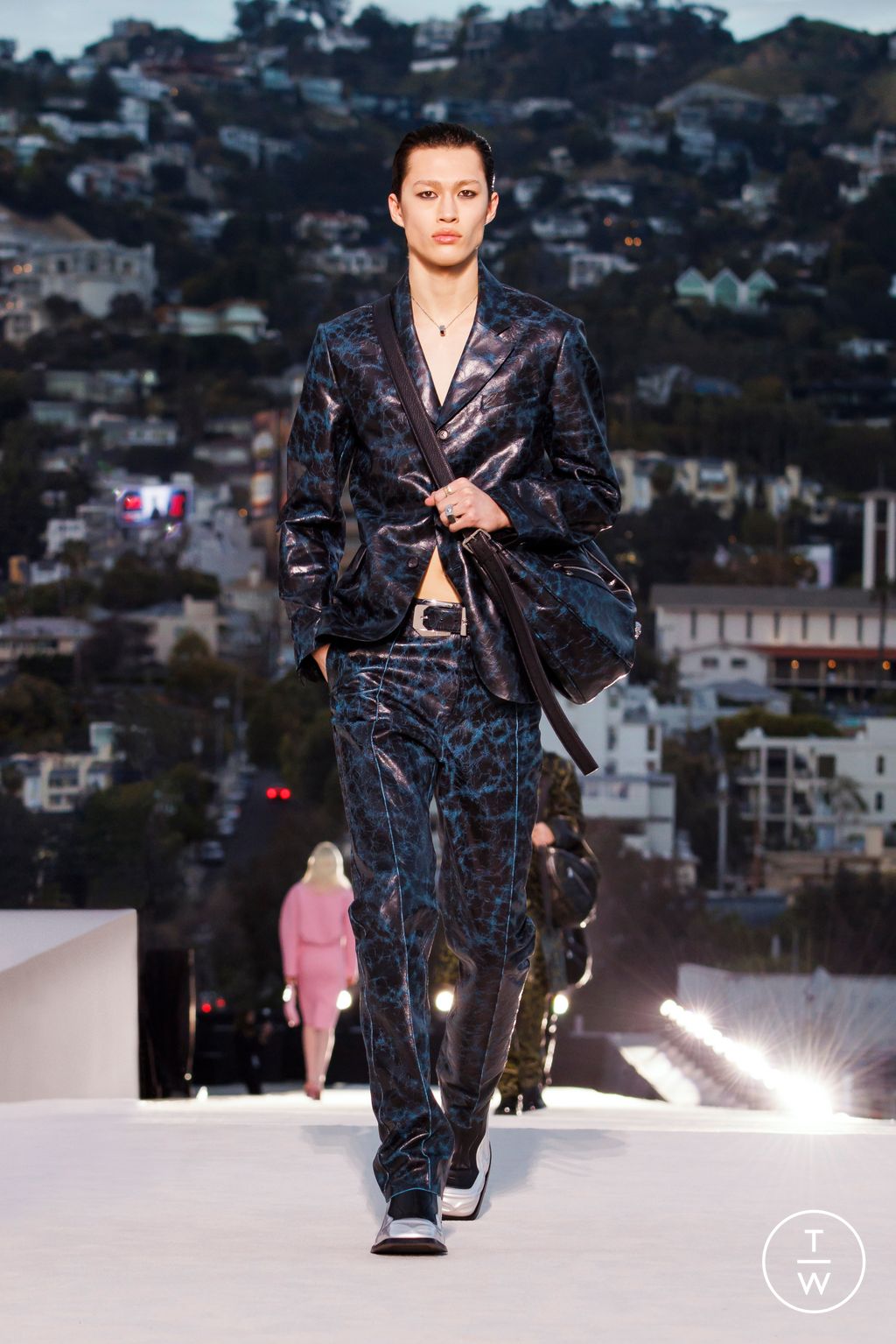 Fashion Week Milan Fall/Winter 2023 look 34 from the Versace collection 女装