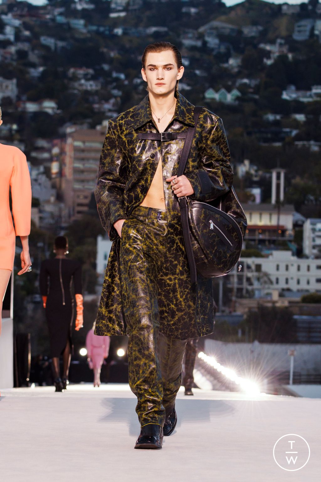 Fashion Week Milan Fall/Winter 2023 look 35 from the Versace collection 女装