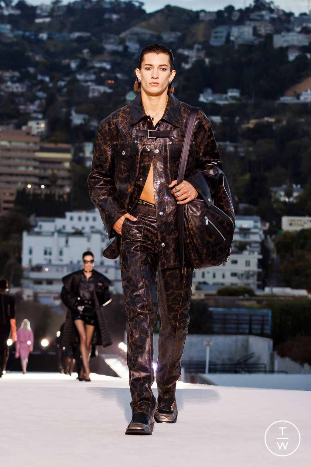 Fashion Week Milan Fall/Winter 2023 look 36 from the Versace collection 女装
