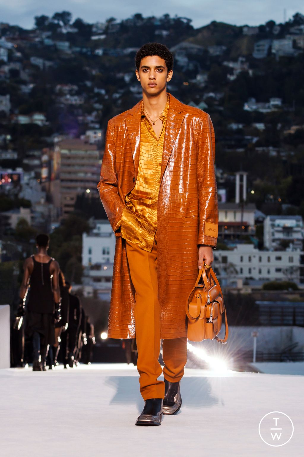 Fashion Week Milan Fall/Winter 2023 look 42 from the Versace collection 女装