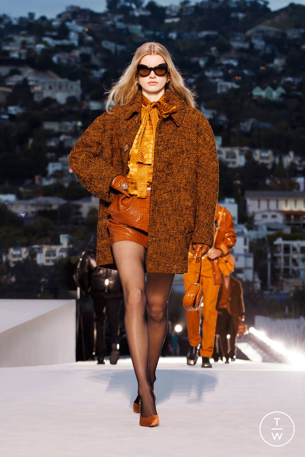 Fashion Week Milan Fall/Winter 2023 look 43 de la collection Versace womenswear