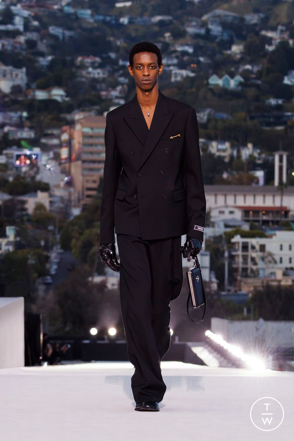 Fashion Week Milan Fall/Winter 2023 look 6 de la collection Versace womenswear