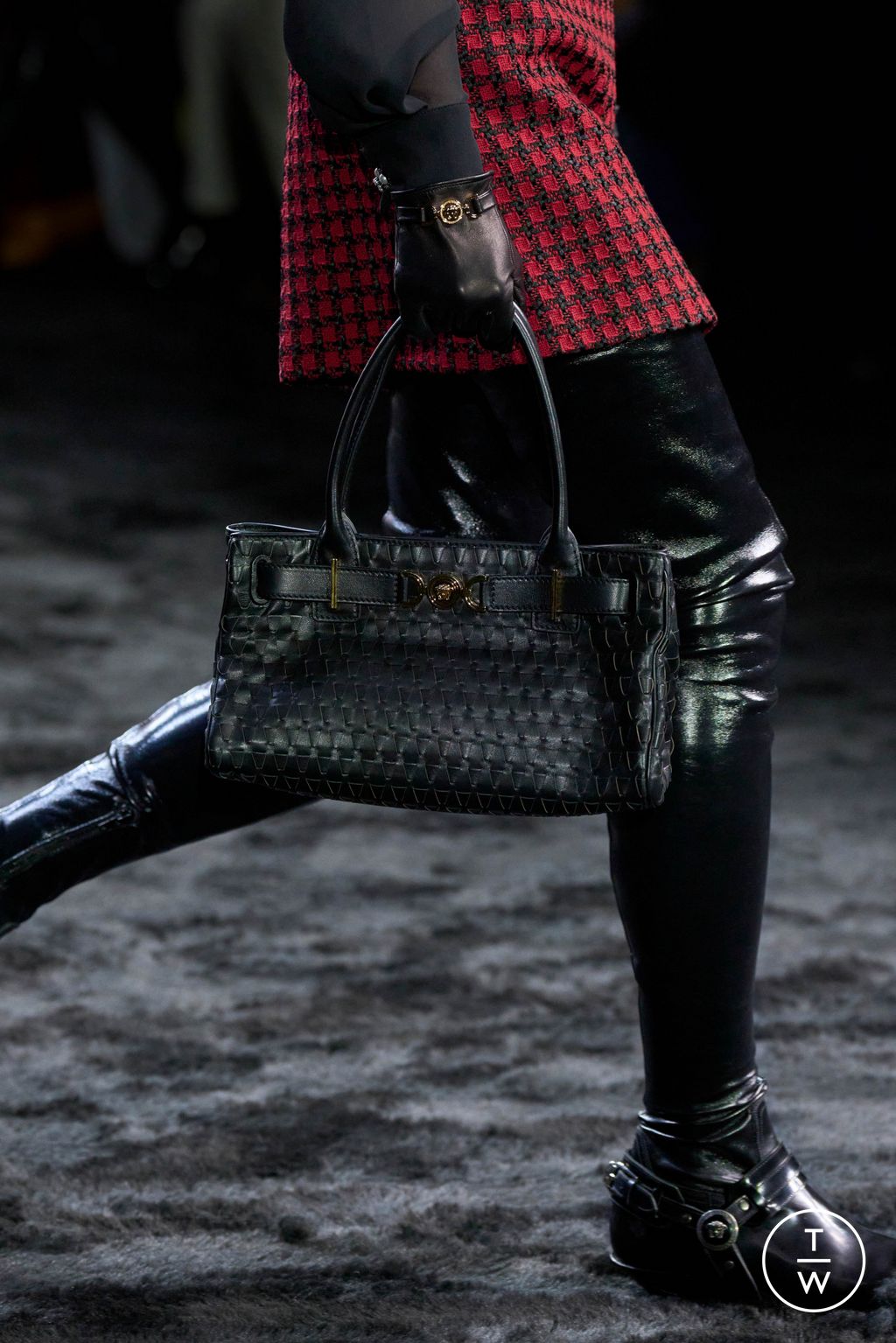 Fashion Week Milan Fall/Winter 2024 look 21 from the Versace collection womenswear accessories