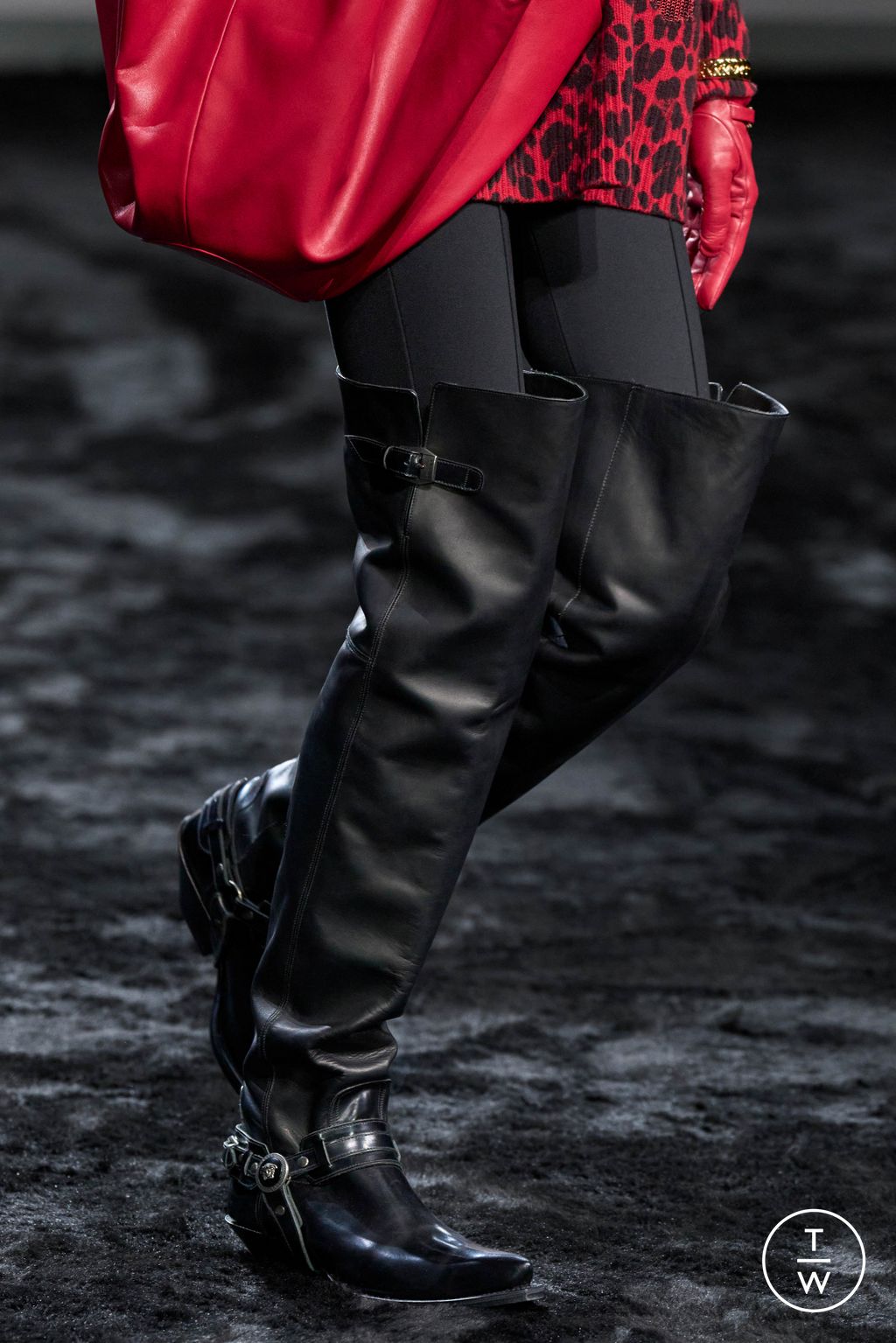 Fashion Week Milan Fall/Winter 2024 look 23 from the Versace collection 女装配饰
