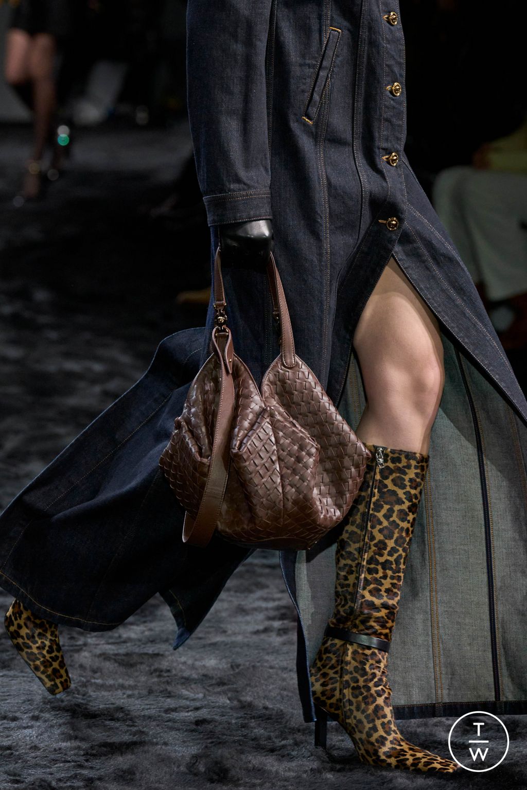 Fashion Week Milan Fall/Winter 2024 look 8 de la collection Versace womenswear accessories