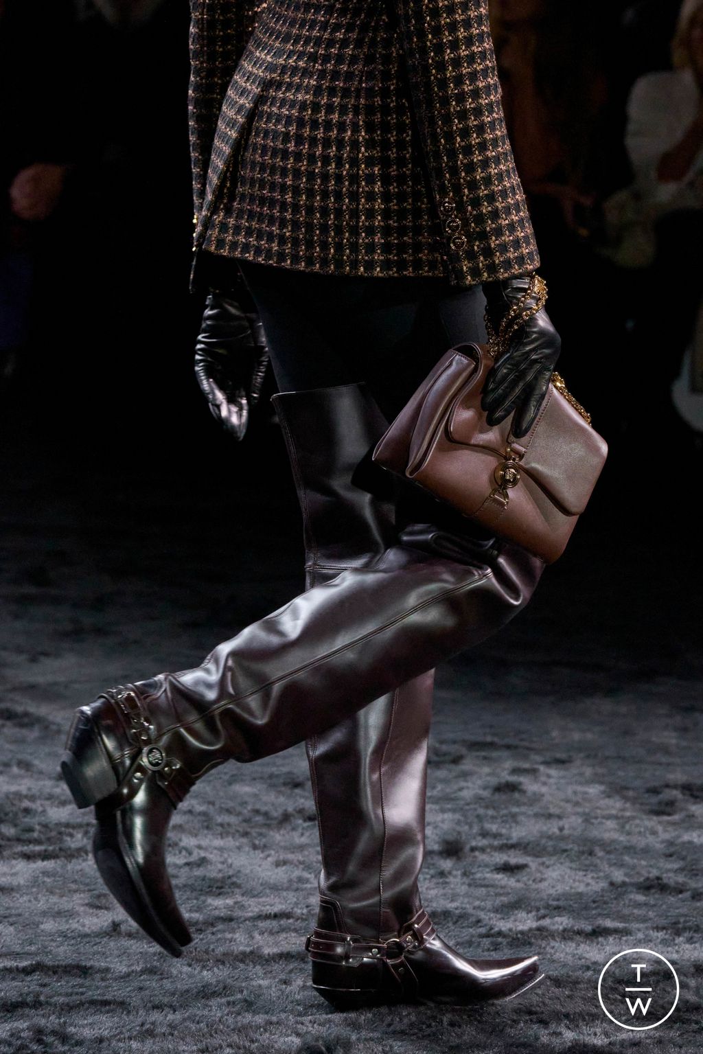 Fashion Week Milan Fall/Winter 2024 look 25 from the Versace collection womenswear accessories