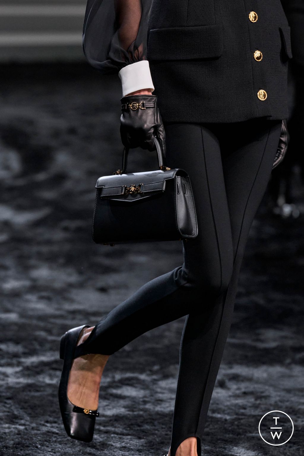 Fashion Week Milan Fall/Winter 2024 look 13 de la collection Versace womenswear accessories