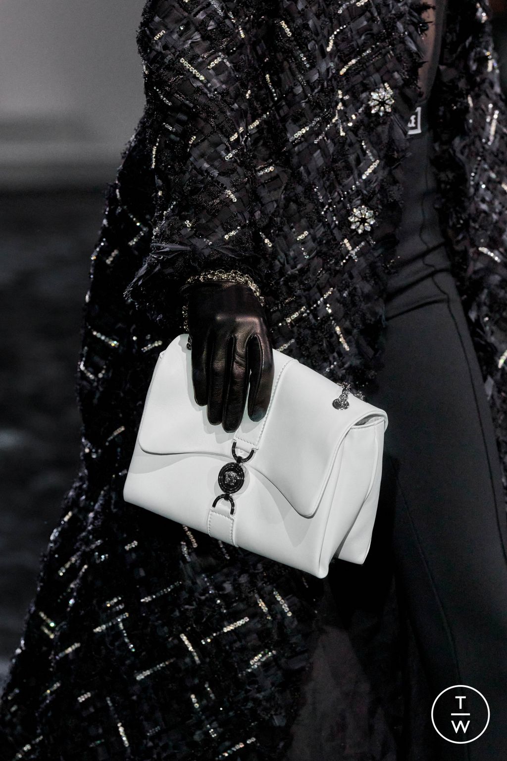 Fashion Week Milan Fall/Winter 2024 look 14 de la collection Versace womenswear accessories