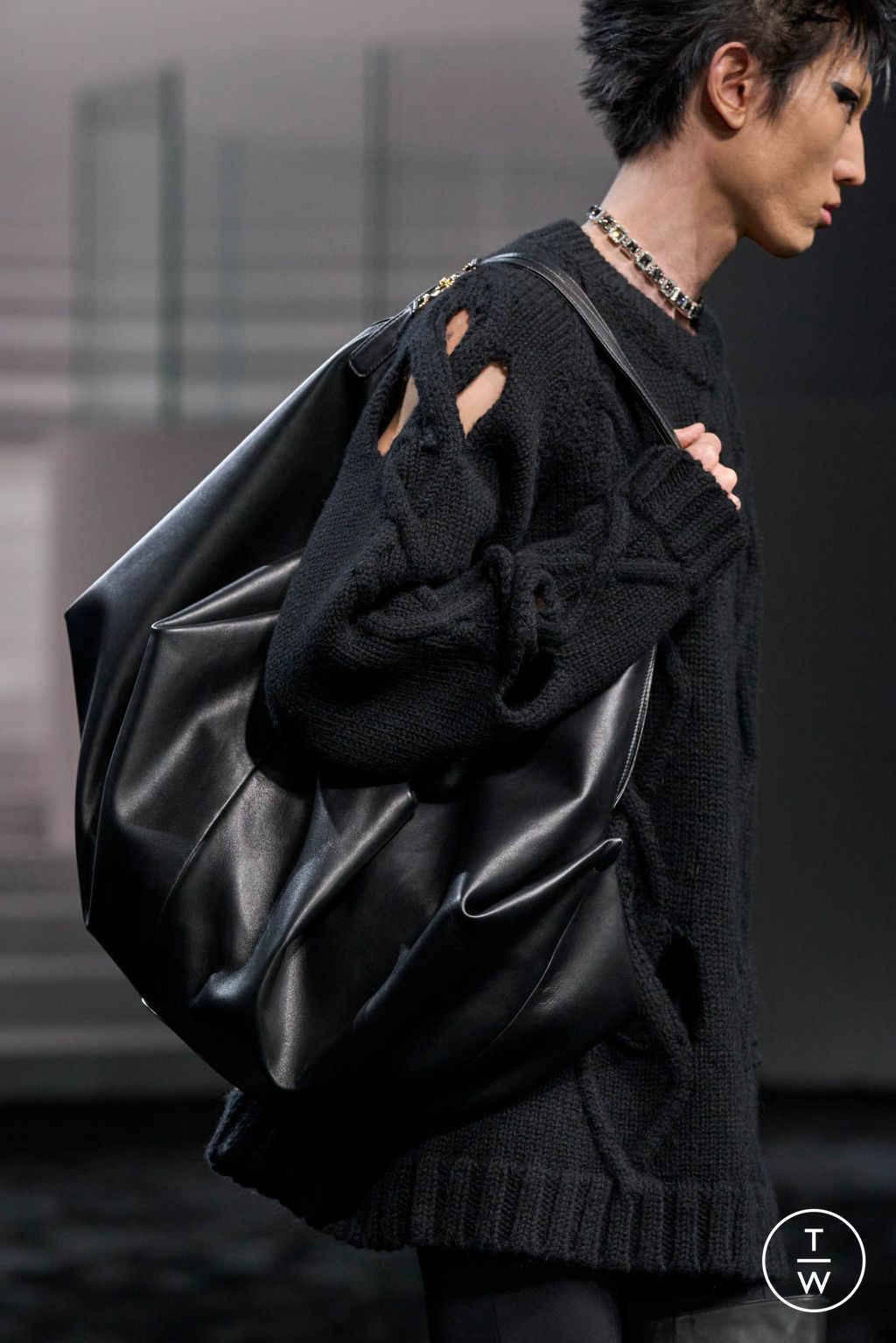 Fashion Week Milan Fall/Winter 2024 look 16 de la collection Versace womenswear accessories