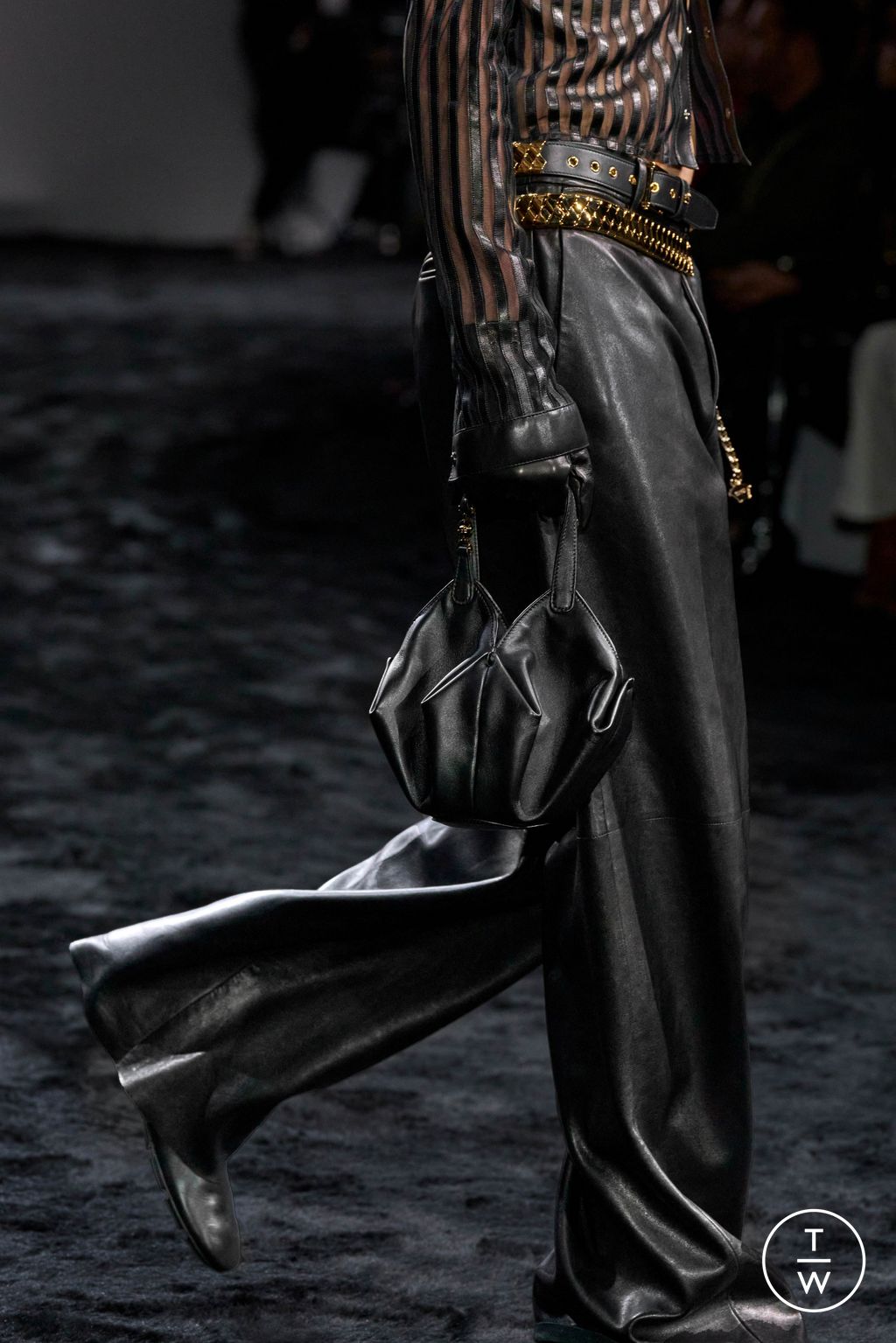 Fashion Week Milan Fall/Winter 2024 look 17 from the Versace collection 女装配饰