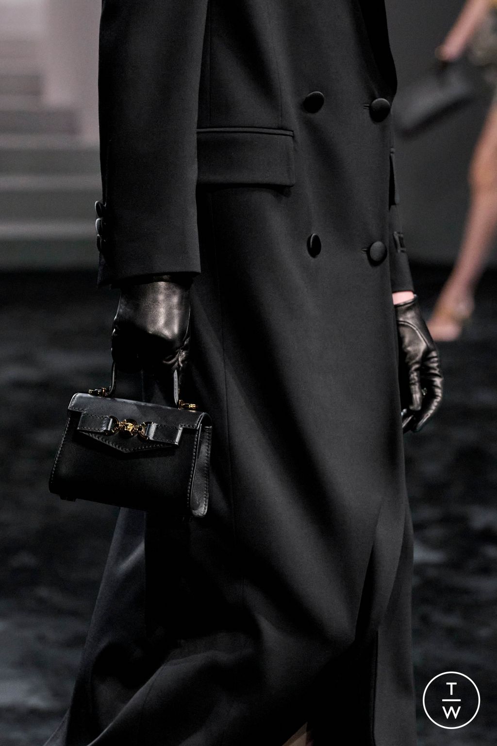 Fashion Week Milan Fall/Winter 2024 look 20 from the Versace collection womenswear accessories