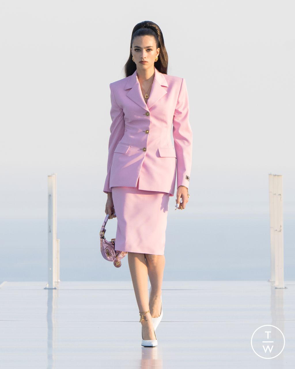 Fashion Week Milan Pre-Fall 2023 look 1 de la collection Versace womenswear