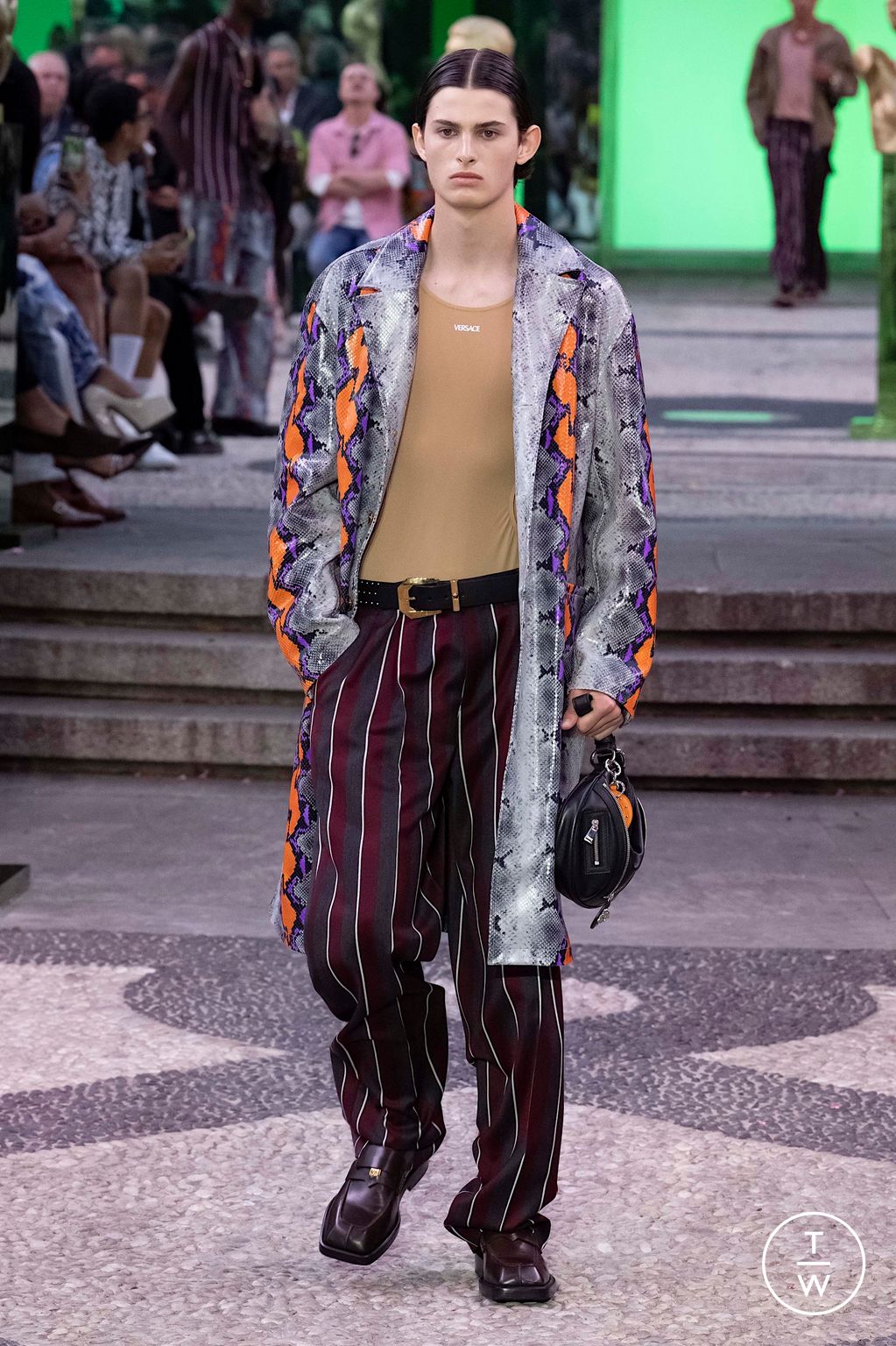 Fashion Week Milan Spring/Summer 2023 look 1 from the Versace collection 男装