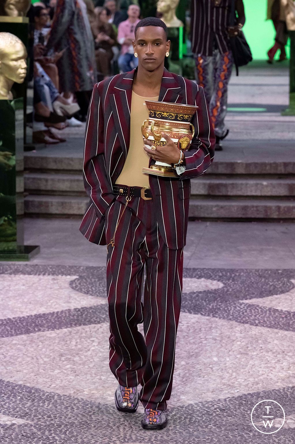 Fashion Week Milan Spring/Summer 2023 look 2 from the Versace collection menswear