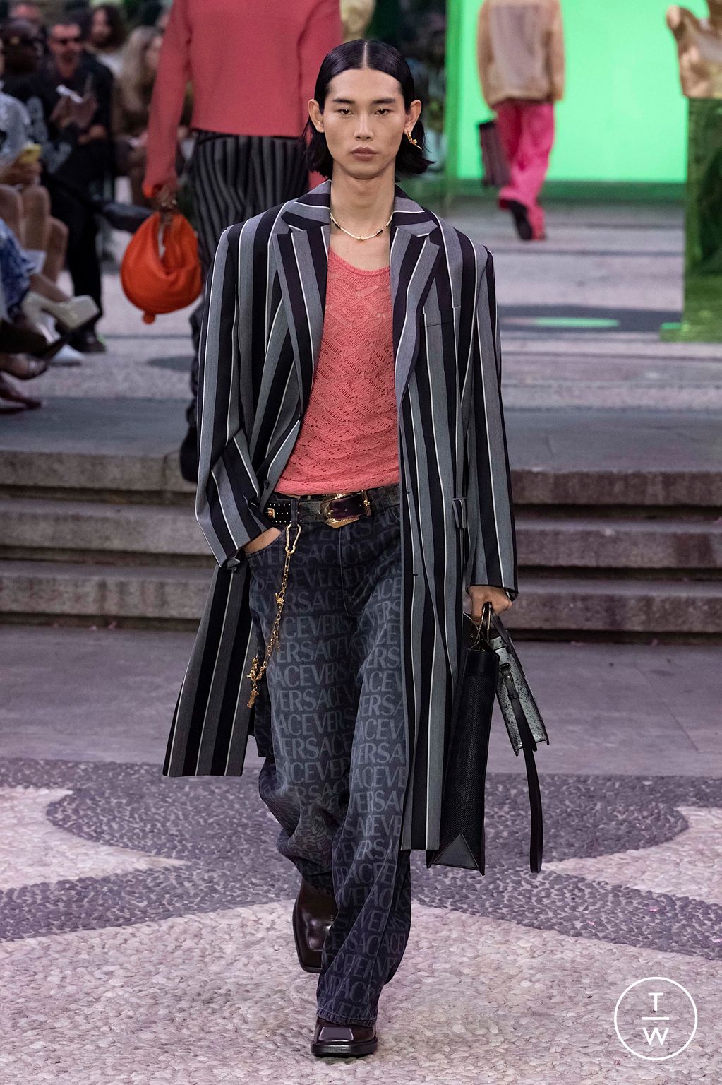 Fashion Week Milan Spring/Summer 2023 look 10 from the Versace collection 男装