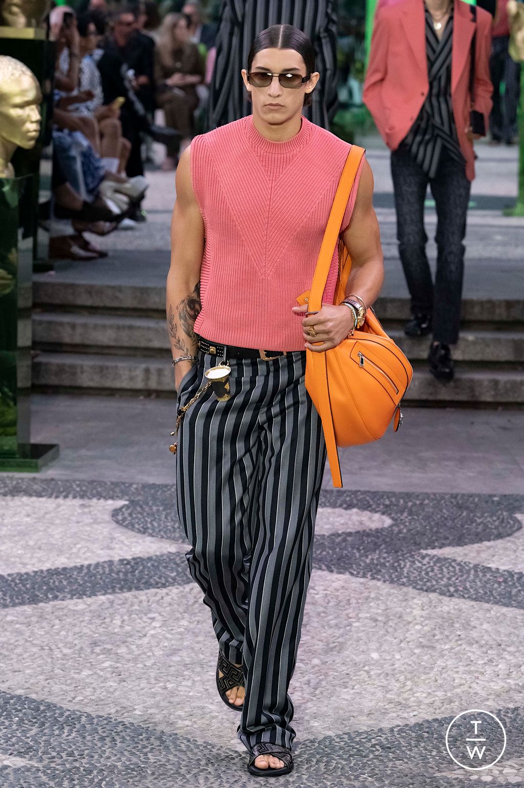 Fashion Week Milan Spring/Summer 2023 look 11 de la collection Versace menswear