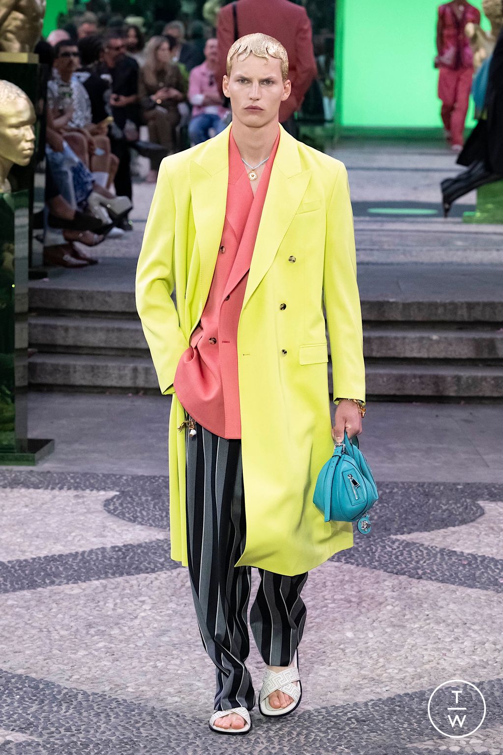Fashion Week Milan Spring/Summer 2023 look 13 de la collection Versace menswear