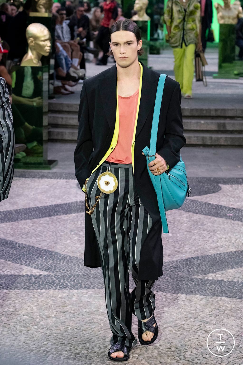 Fashion Week Milan Spring/Summer 2023 look 15 from the Versace collection 男装