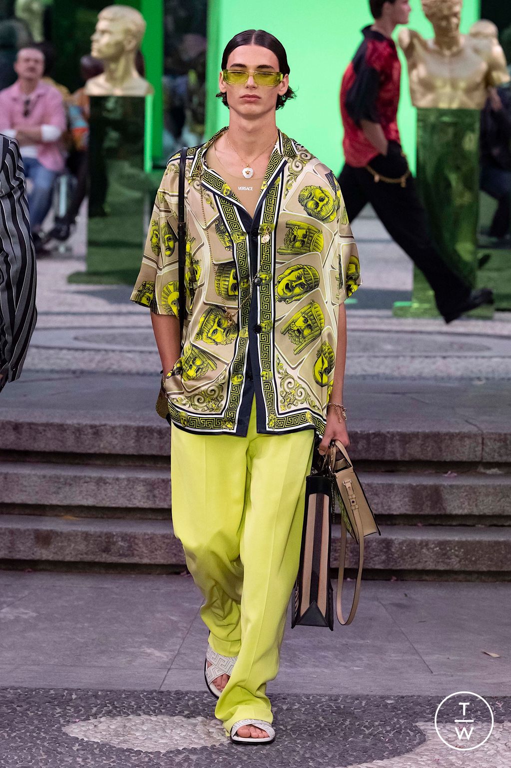 Fashion Week Milan Spring/Summer 2023 look 16 de la collection Versace menswear