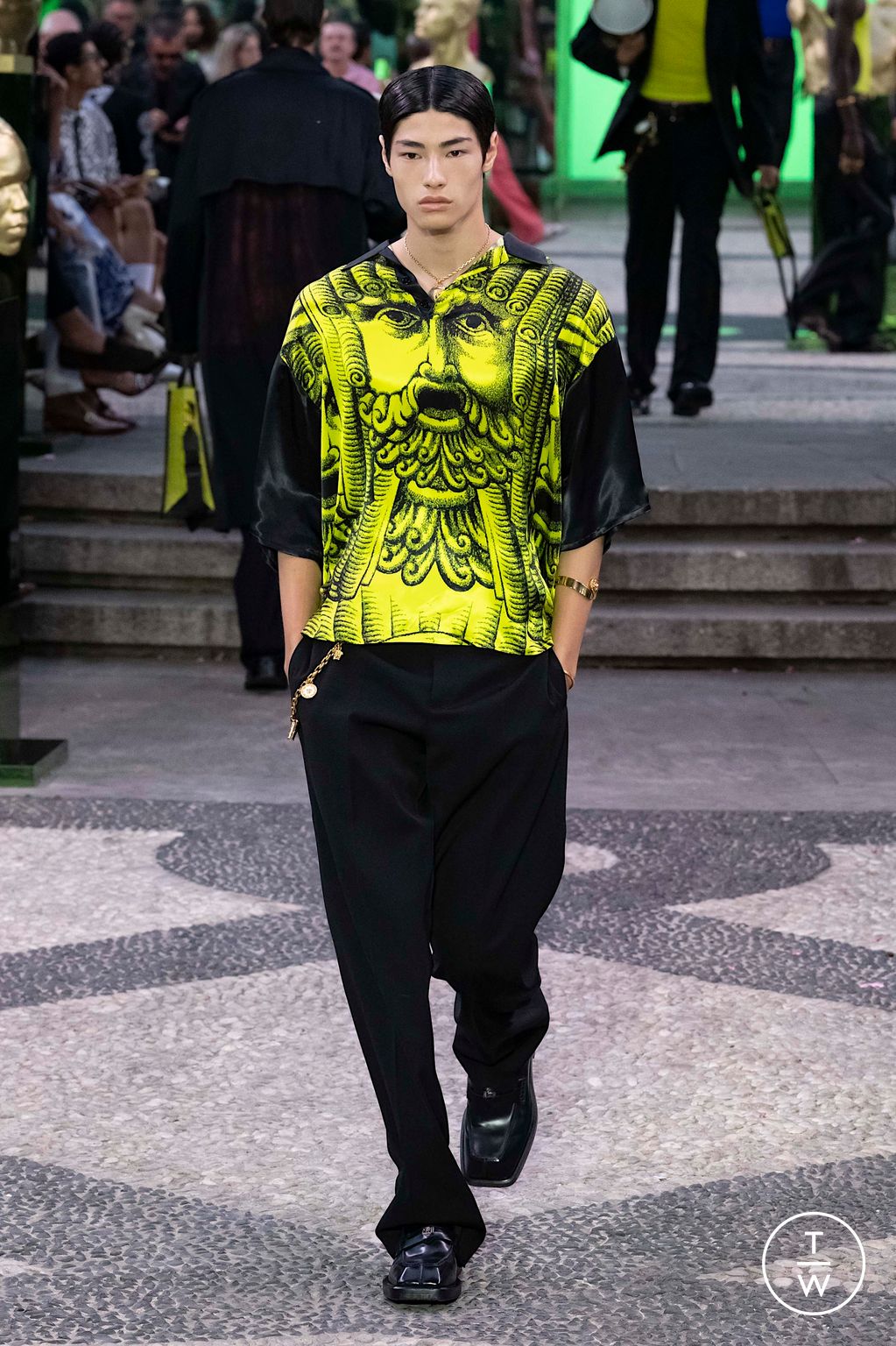 Fashion Week Milan Spring/Summer 2023 look 20 from the Versace collection menswear