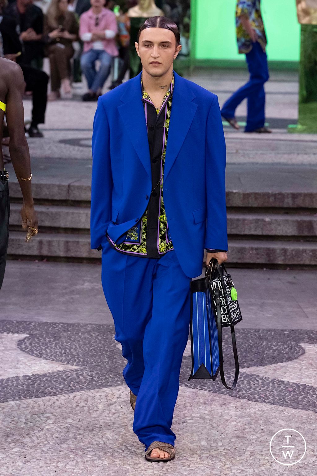 Fashion Week Milan Spring/Summer 2023 look 23 de la collection Versace menswear