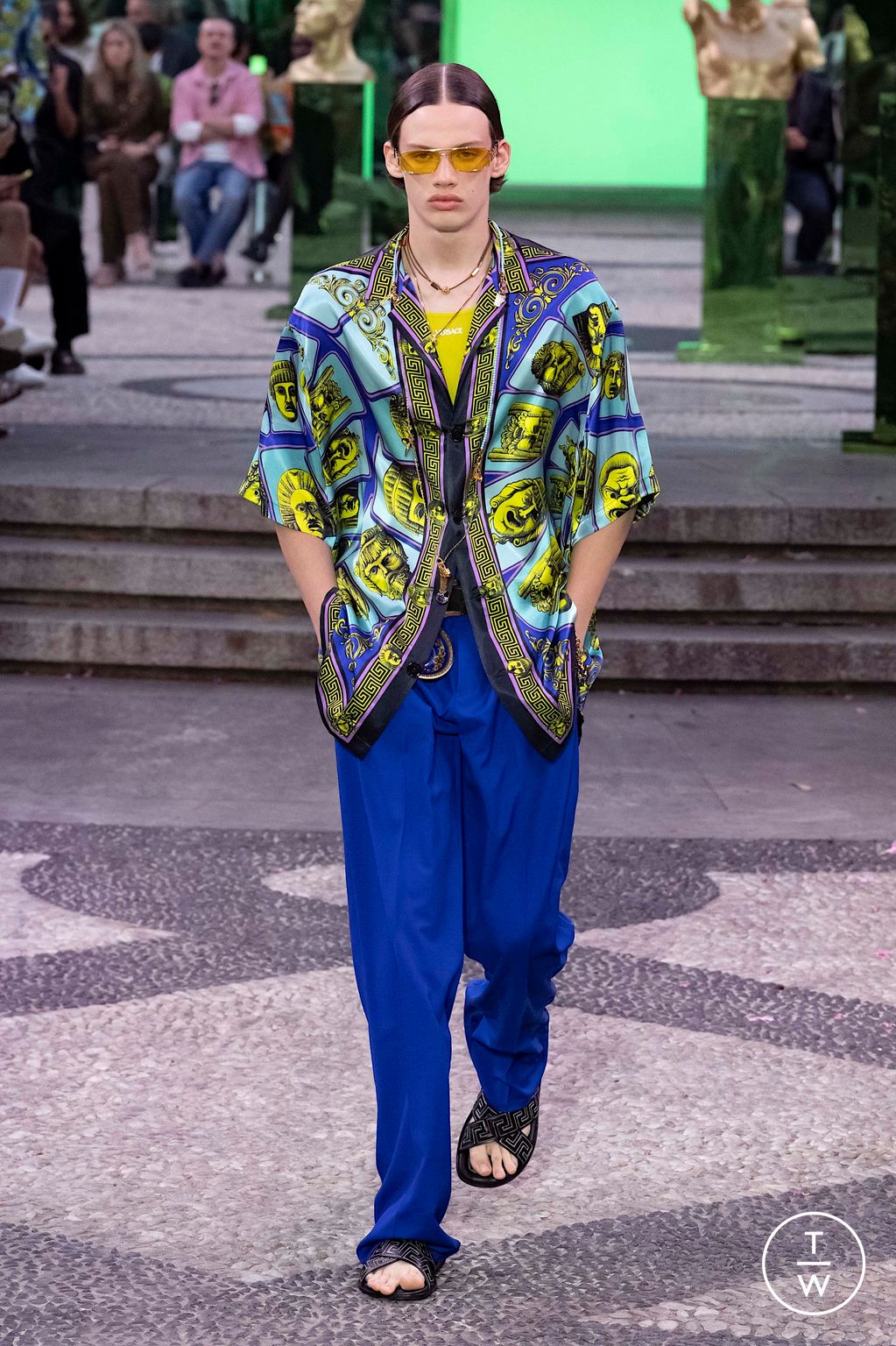 Fashion Week Milan Spring/Summer 2023 look 25 de la collection Versace menswear