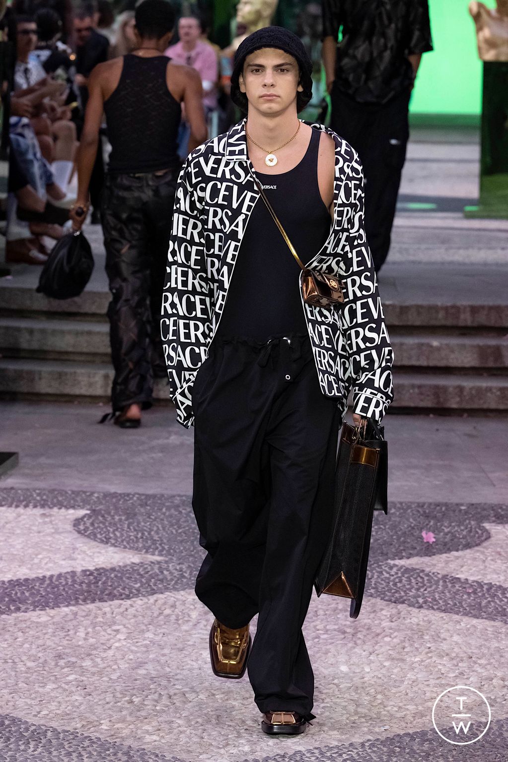 Fashion Week Milan Spring/Summer 2023 look 31 from the Versace collection menswear