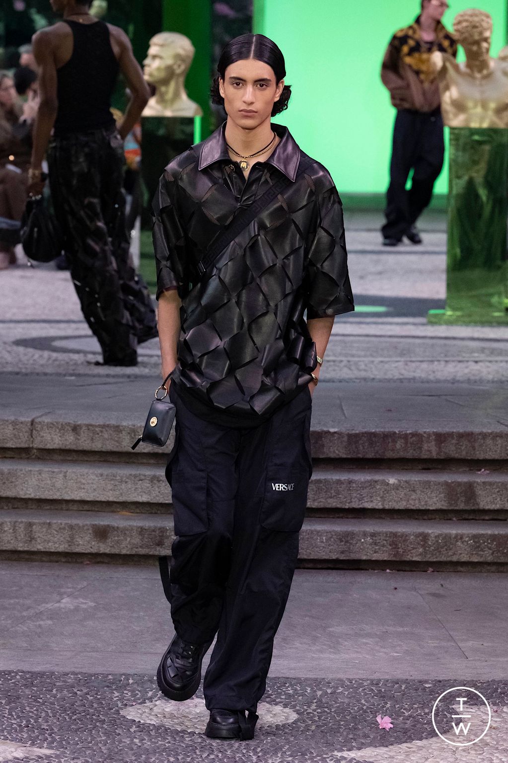 Fashion Week Milan Spring/Summer 2023 look 32 from the Versace collection 男装
