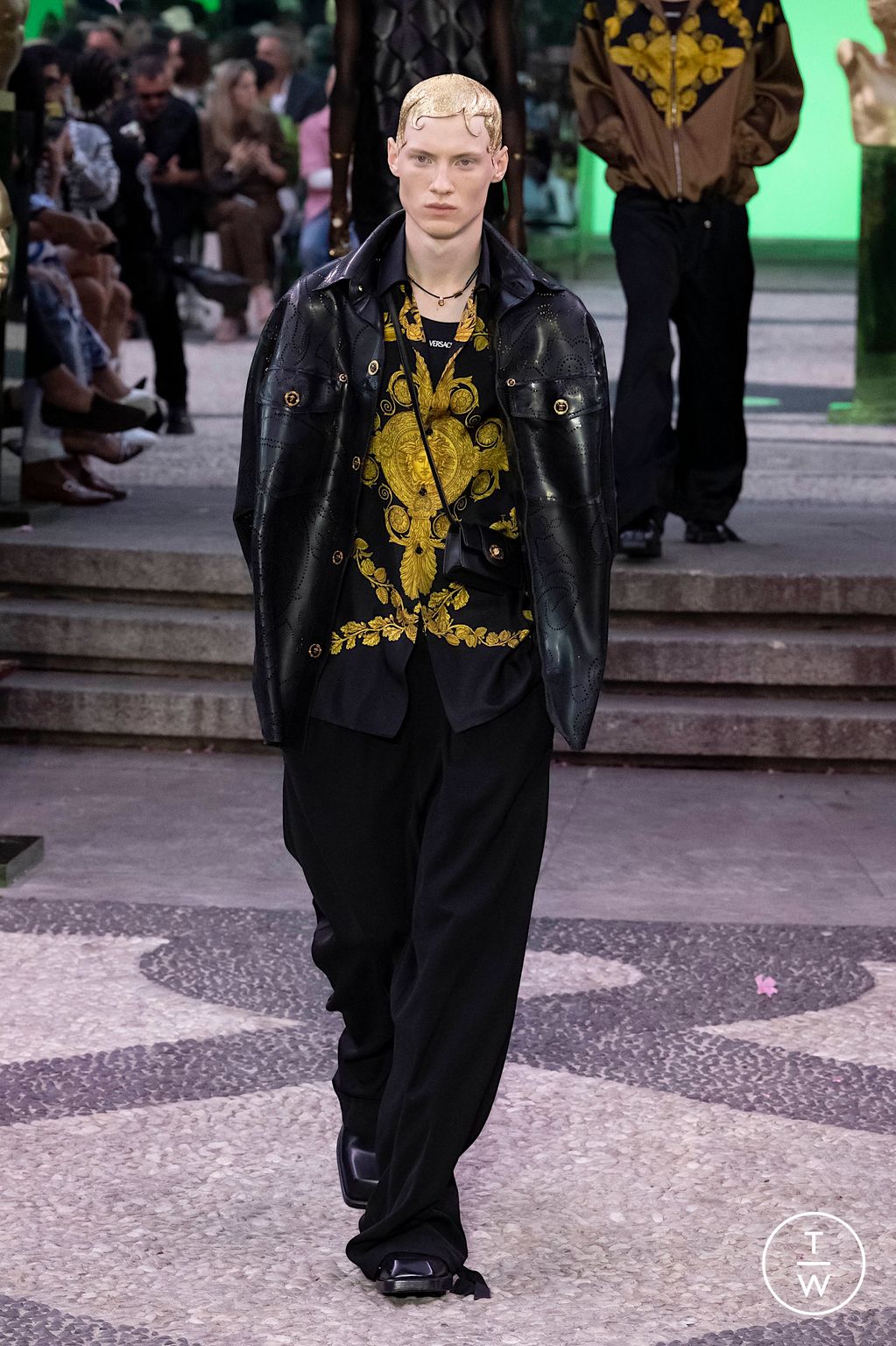 Fashion Week Milan Spring/Summer 2023 look 35 de la collection Versace menswear