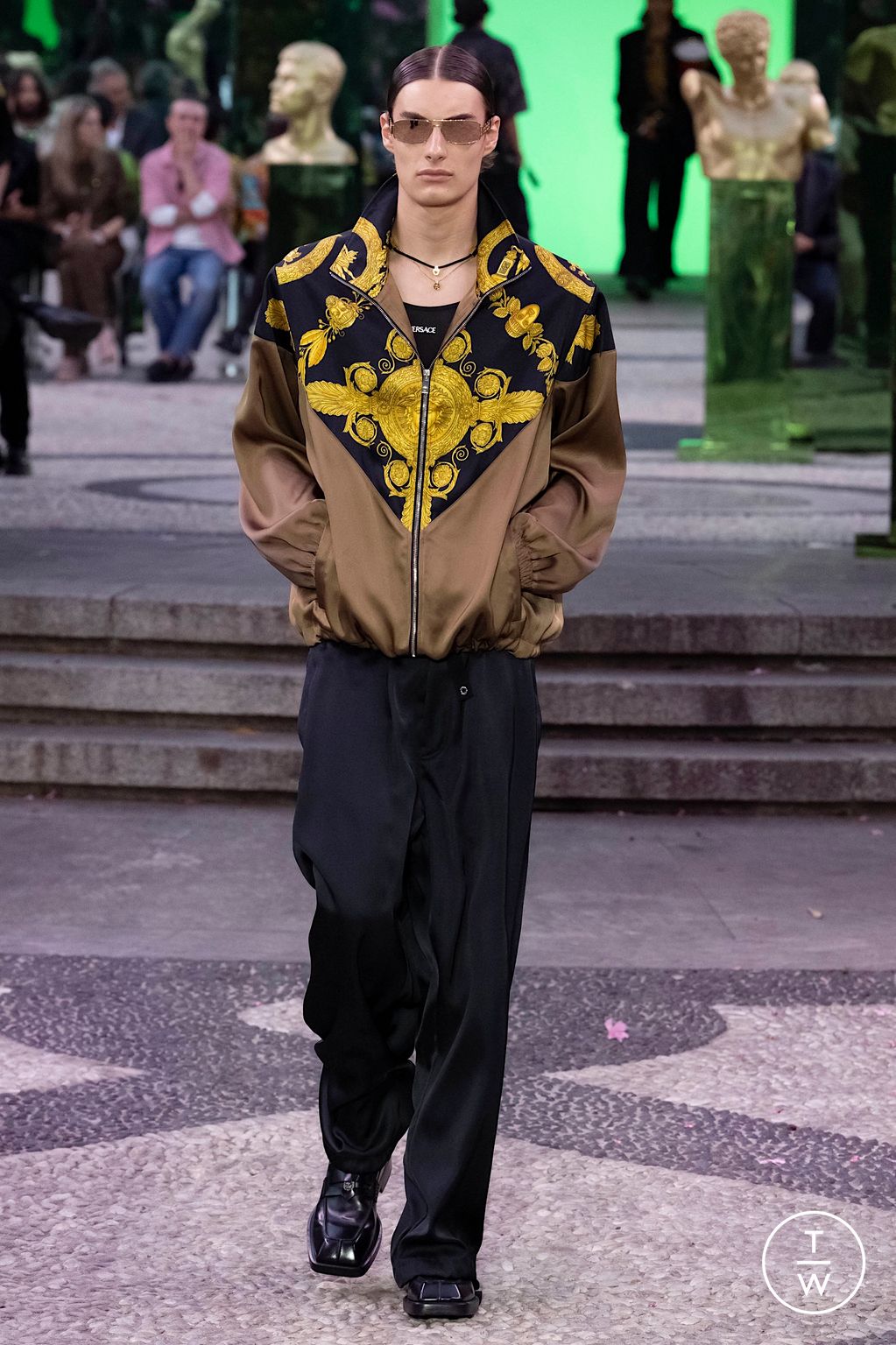 Fashion Week Milan Spring/Summer 2023 look 36 from the Versace collection 男装