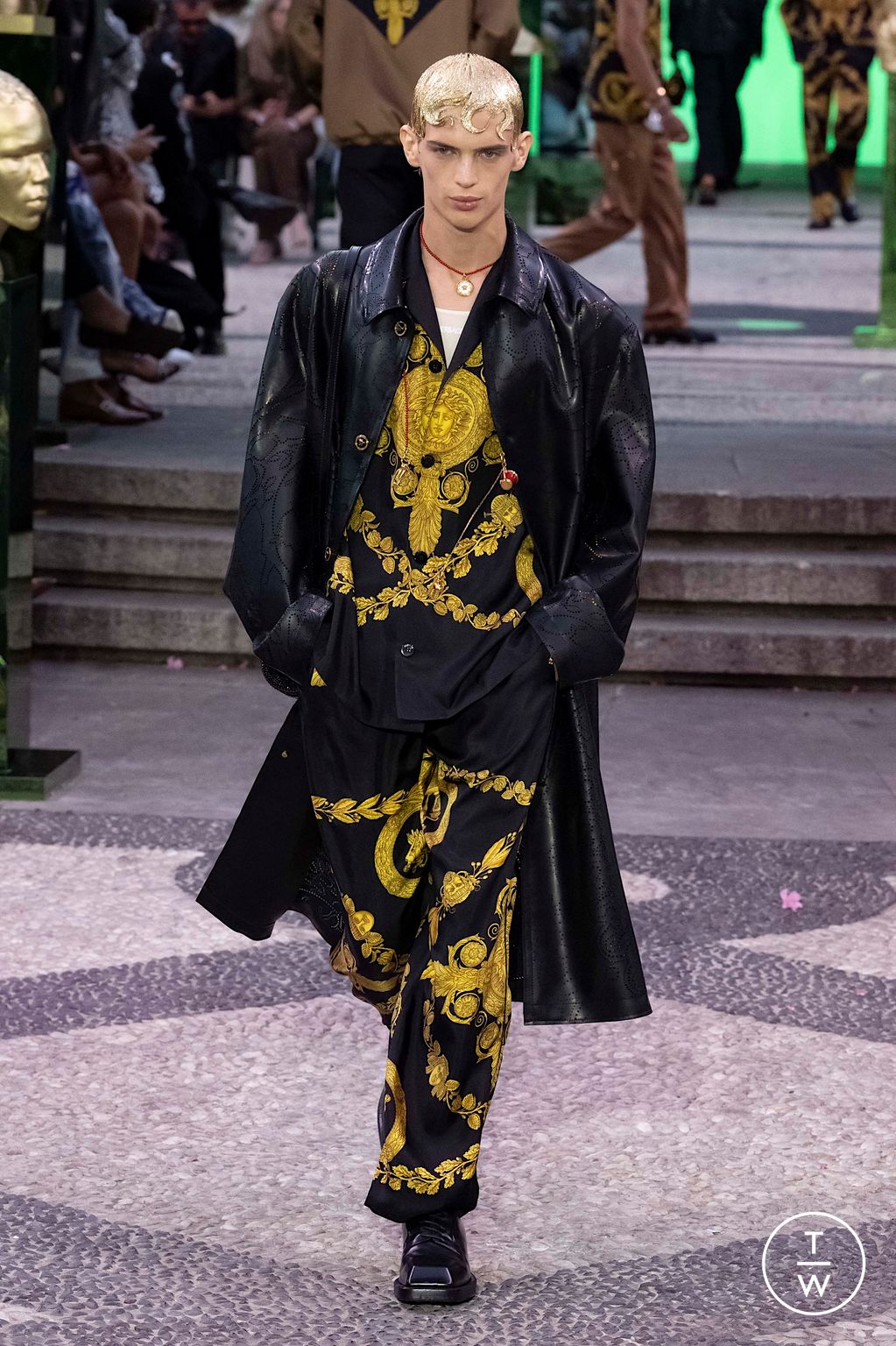 Fashion Week Milan Spring/Summer 2023 look 37 from the Versace collection 男装