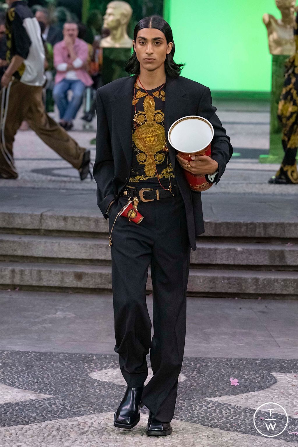 Fashion Week Milan Spring/Summer 2023 look 40 from the Versace collection menswear