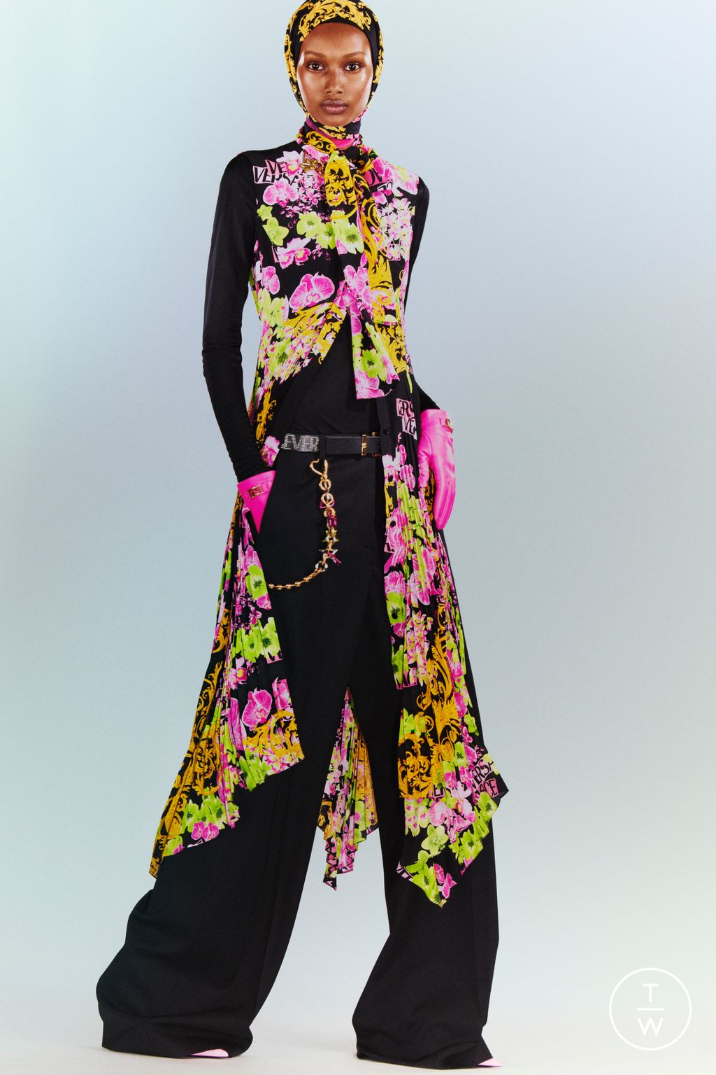 Fashion Week Milan Resort 2023 look 14 from the Versace collection womenswear
