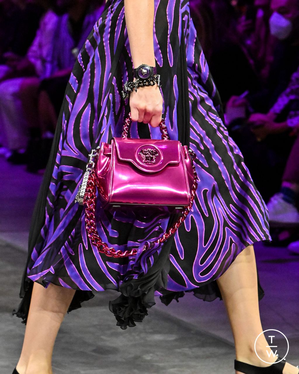 Fashion Week Milan Spring/Summer 2023 look 18 de la collection Versace womenswear accessories