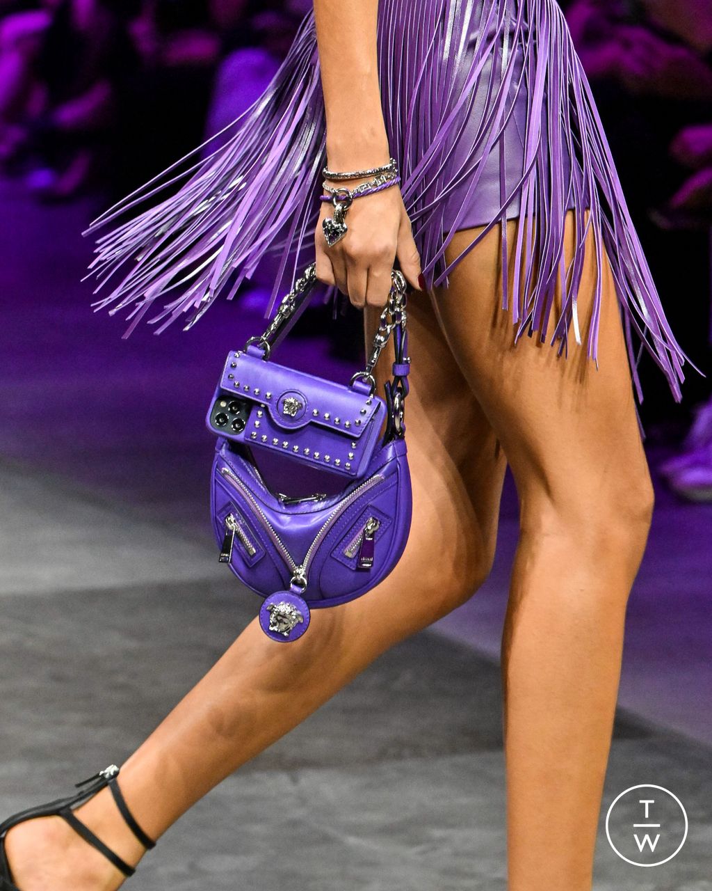 Fashion Week Milan Spring/Summer 2023 look 23 de la collection Versace womenswear accessories