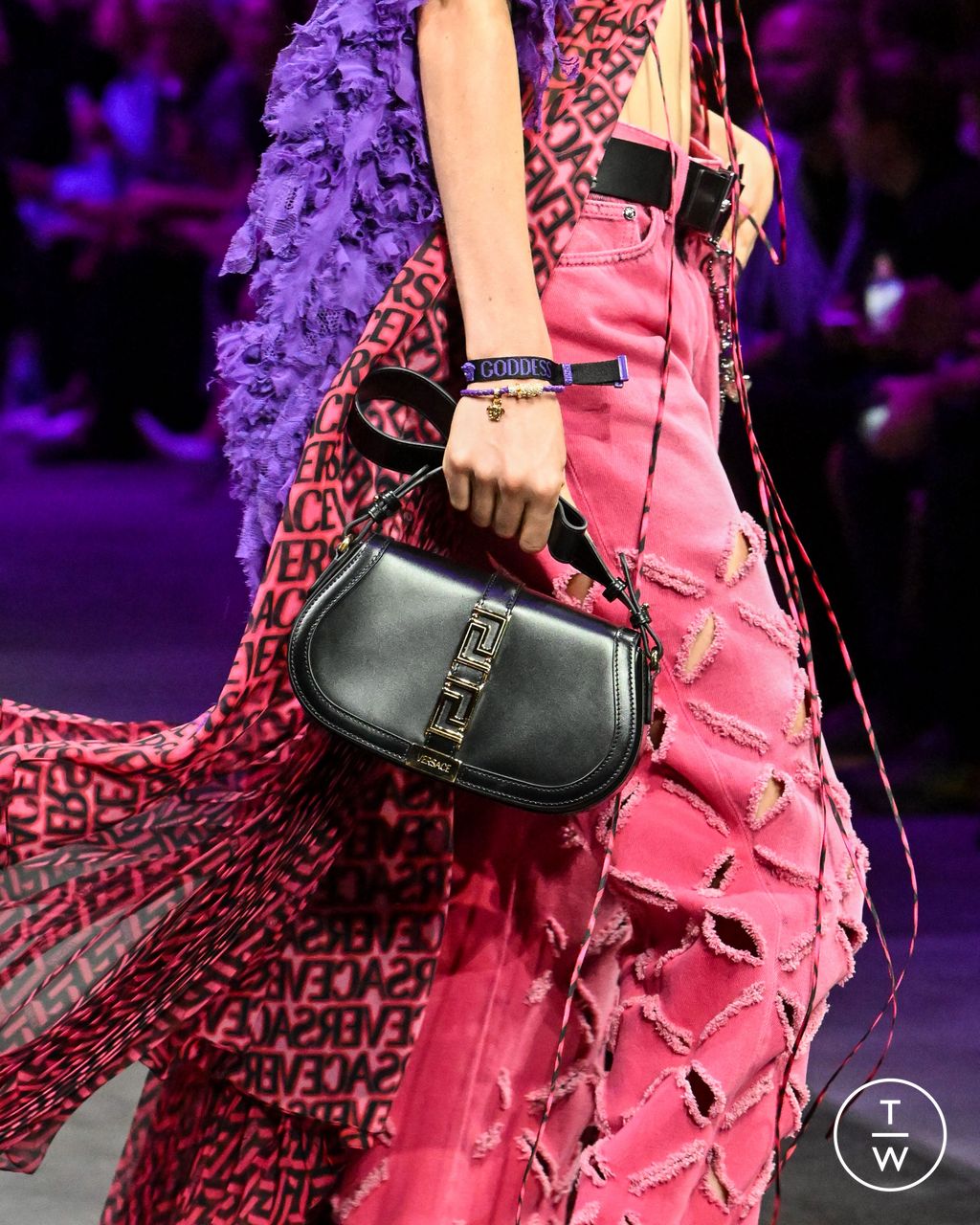 Fashion Week Milan Spring/Summer 2023 look 16 de la collection Versace womenswear accessories
