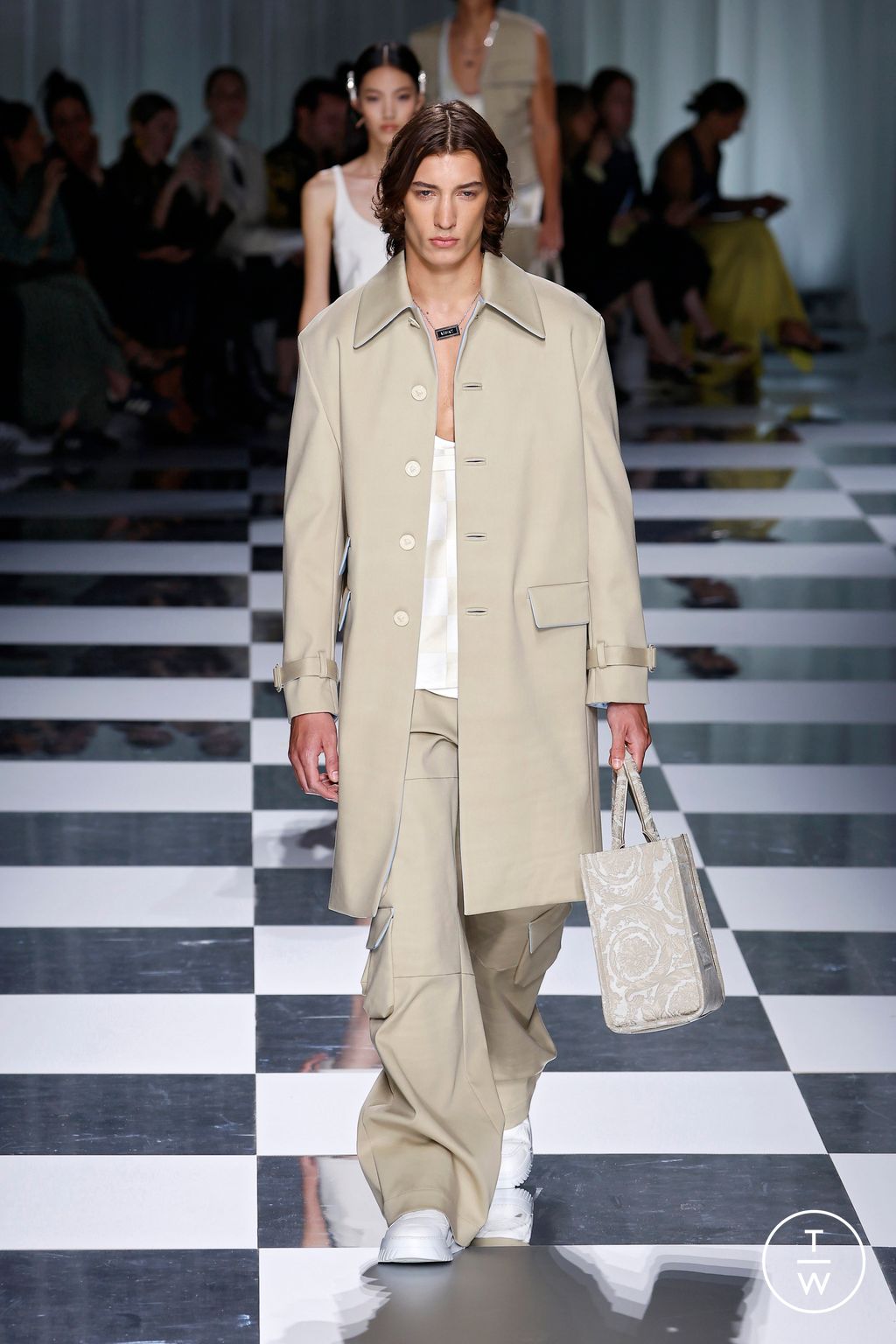 Fashion Week Milan Spring/Summer 2024 look 7 de la collection Versace womenswear