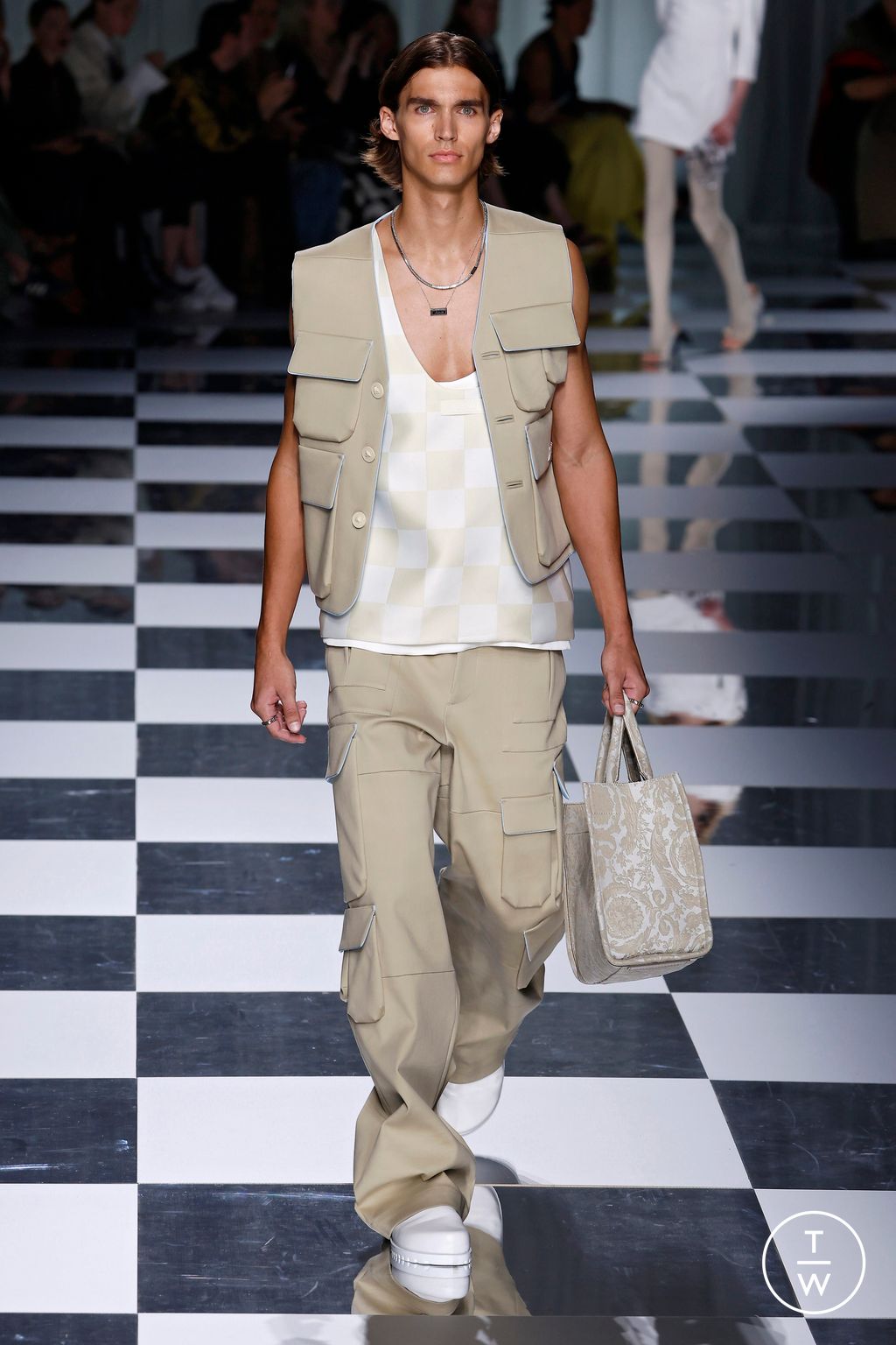Fashion Week Milan Spring/Summer 2024 look 9 de la collection Versace womenswear