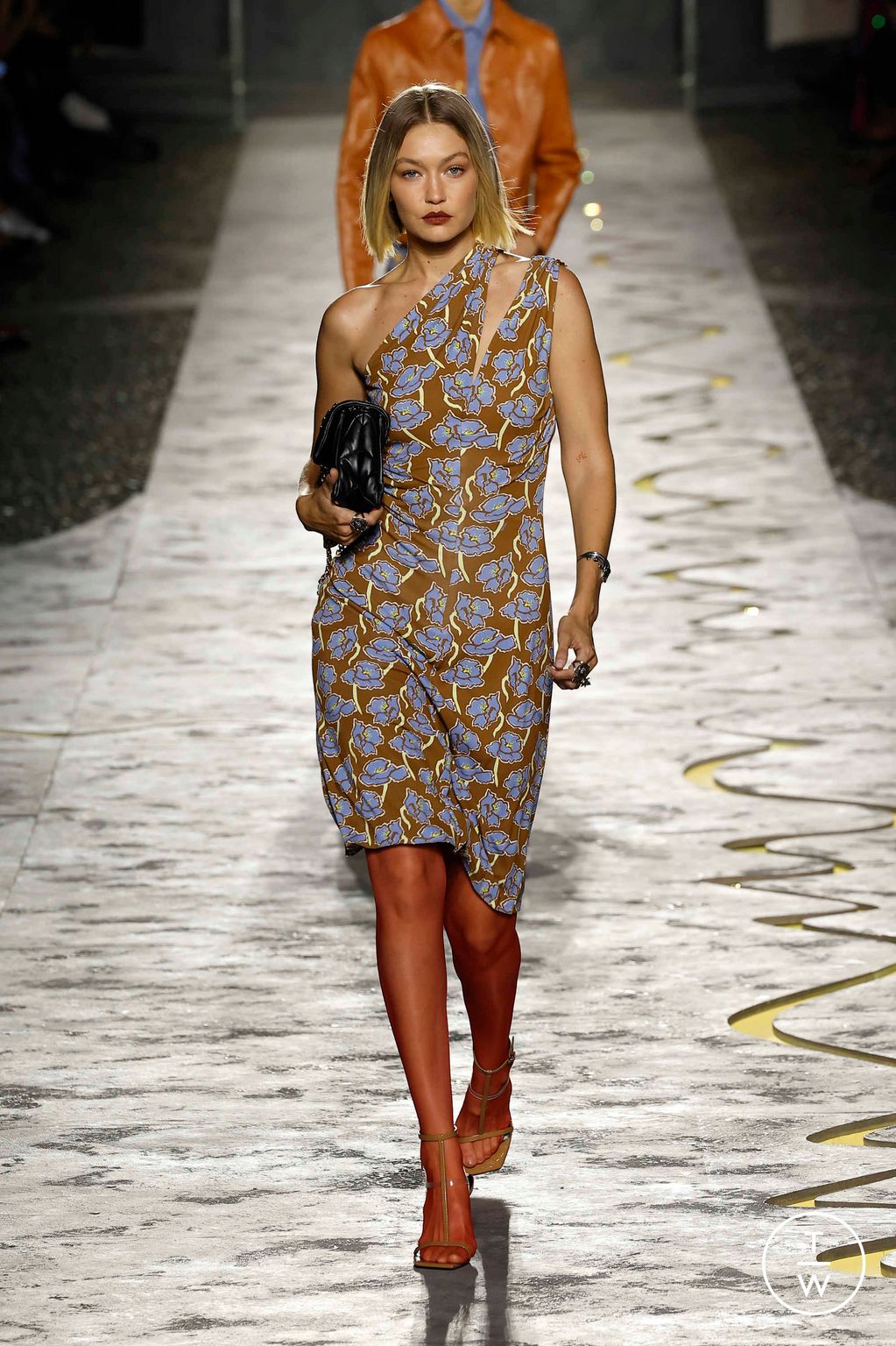 Fashion Week Milan Spring/Summer 2025 look 24 from the Versace collection womenswear