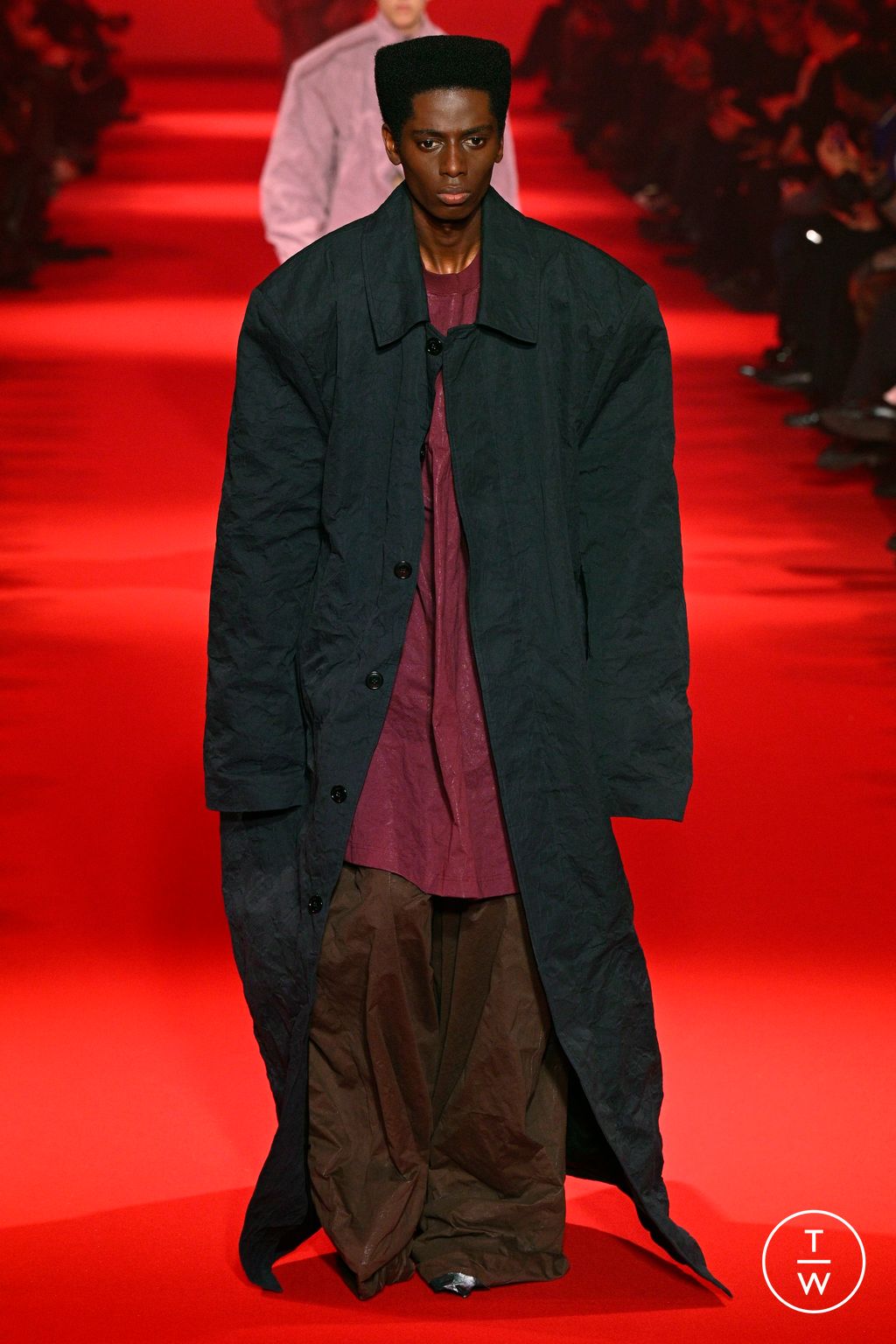 Fashion Week Paris Fall/Winter 2024 look 10 from the VETEMENTS collection 女装