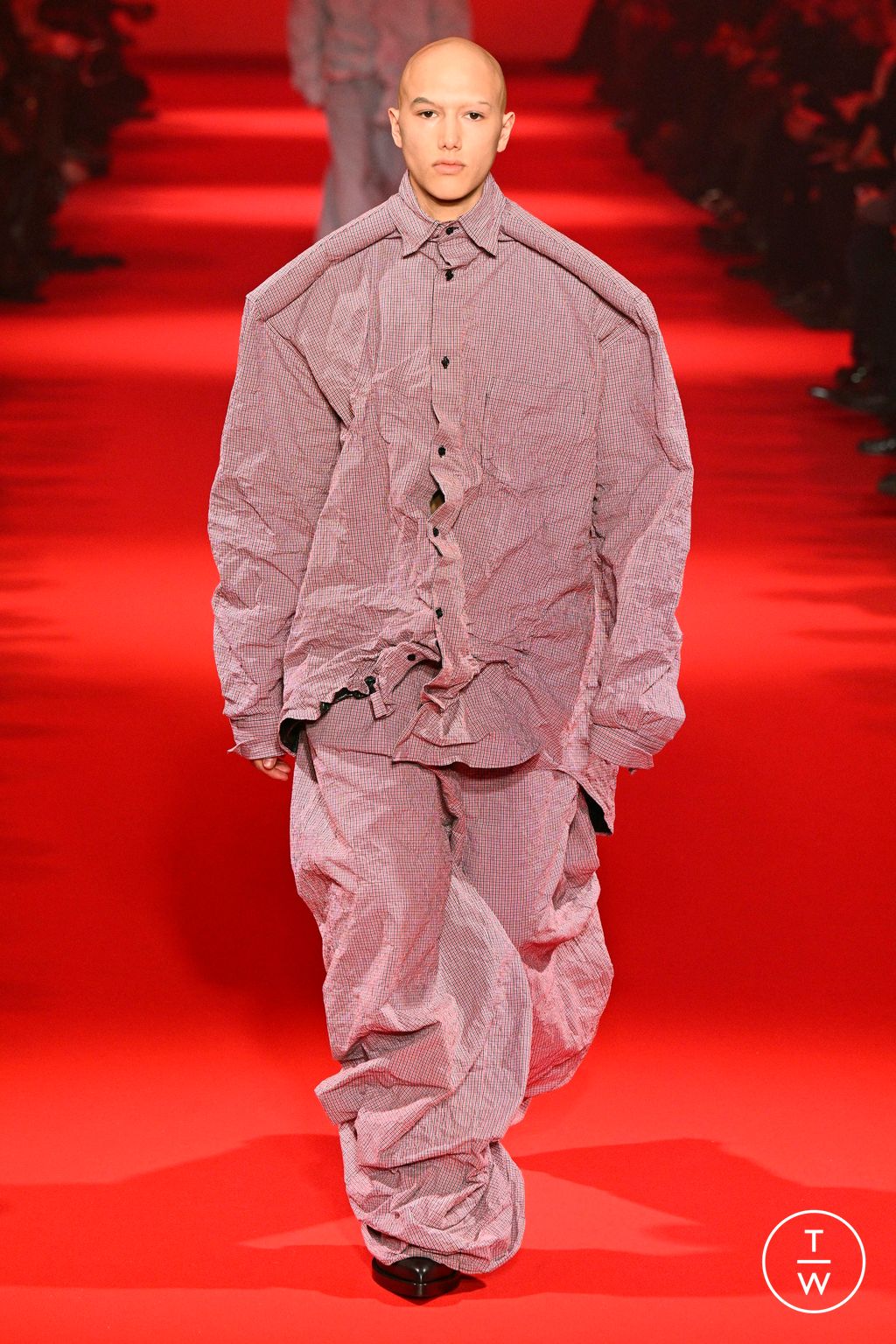 Fashion Week Paris Fall/Winter 2024 look 11 from the VETEMENTS collection womenswear