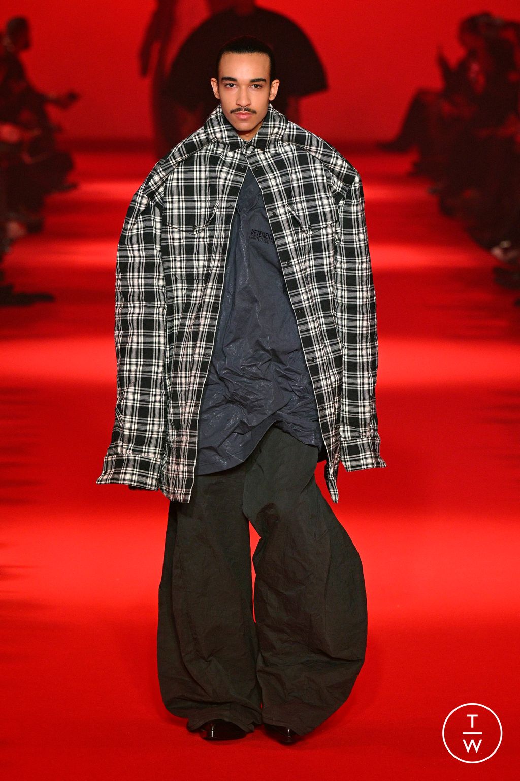 Fashion Week Paris Fall/Winter 2024 look 14 from the VETEMENTS collection womenswear
